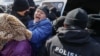 Полиция наразылық митингісіне шыққан адамдарды көлікке күштеп салып жатыр. Алматы, 28 ақпан 2021 жыл.