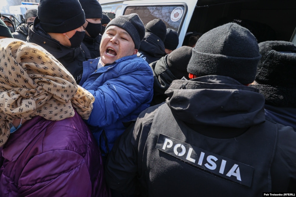 Задержания во время митинга. Алматы, 28 февраля 2021 года.