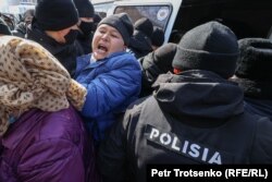 Задержания во время митинга. Алматы, 28 февраля 2021 года.