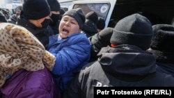 Полиция наразылық митингісіне шыққан адамдарды көлікке күштеп салып жатыр. Алматы, 28 ақпан 2021 жыл.