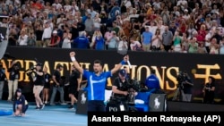 Novak Đoković slavi posle pobede nad Karlsom Alkarazom u četvrtfinalu Australijan opena, 21. januar 2025.