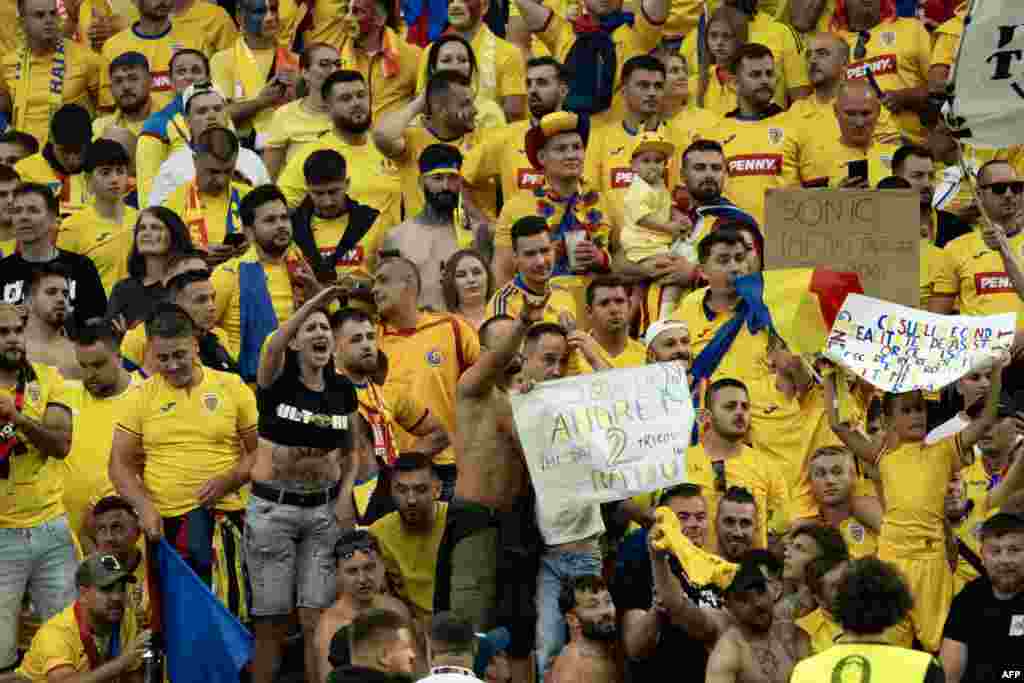 Pe stadionul Allianz Arena, unde s-a disputat meciul, estimările arată că peste 20.000 de români au participat la meci.&nbsp;