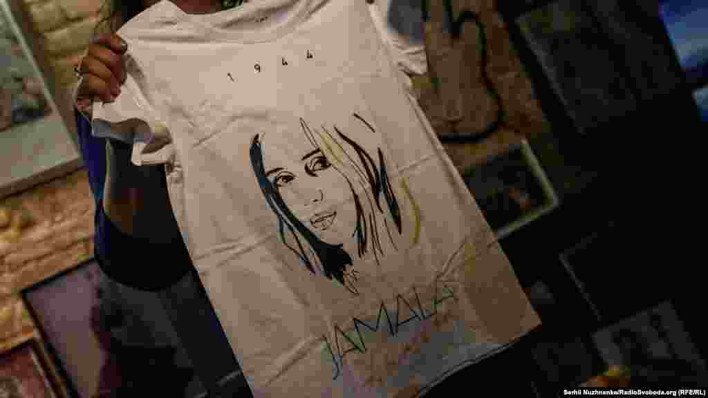 Один из лотов &ndash; футболка певицы Джамалы, в которой она выступала на Евровидении, с автографом.