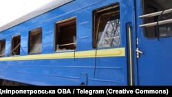 Сили РФ регулярно завдають ударів по інфраструктурі «Укрзалізниці», також були влучання в поїзди, зокрема пасажирські (фото архівне)