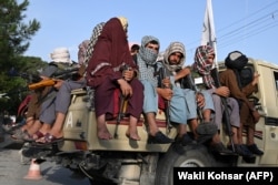 Кабул көшесінде жүрген "Талибан" қарулы жасағы. 23 тамыз 2021 жыл.