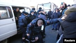 Задержание участника митинга в поддержку Алексея Навального в российском Владивостоке, 23 января 2021 года