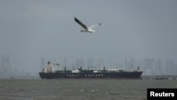 Nava „Jag Vasant” descărcând GPL la Mumbai, după ce a traversat Strâmtoarea Ormuz pe fondul întreruperilor în aprovizionare legate de conflictul dintre SUA și Israel cu Iranul.