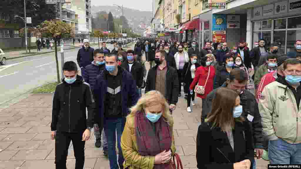 U Doboju je na izborni dan bilo burno, uz protest opozicije jer njihovim posmatračima nije dozvoljen ulazak na glasačka mjesta. Zatraženo je poništavanje izbora i pobacane su posmatračke akreditacije.&nbsp;