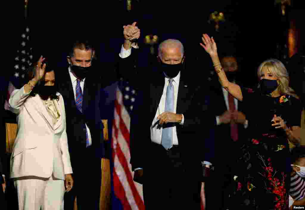 Joe Biden felesége, Jill és fia, Hunter Biden, valamint Kamala Harris mellett ünnepel, miután az amerikai sajtó kihirdette győzelmét a 2020-as elnökválasztáson.