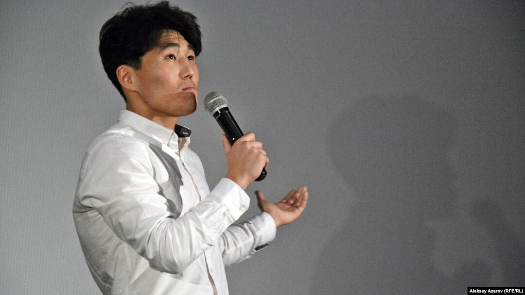 Сүйкімді аққұба үлкен әтешті сорады Сексуалды аналар