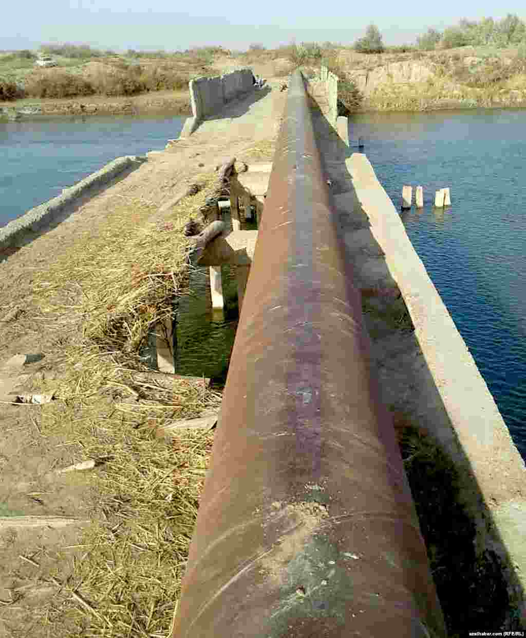 Köpriniň üstünden çekilen geçiriji