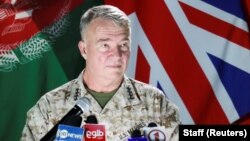 Generalul Kenneth McKenzie, într-o conferință de presă din Kabul, le promite oficialilor și poporului afgan că Statele Unite vor continua lupta împotriva talibanilor, deși de la distanță. Fotografie realizată la data de 25 iulie 2021.
