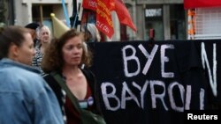 საფრანგეთის მოქალაქეების ნაწილმა ასე გამოხატა პარლამენტის მიერ ფრანსუა ბაირუს მთავრობისთვის უნდობლობის გამოცხადებაზე რეაქცია. 8 სექტემბერი, 2025 წელი