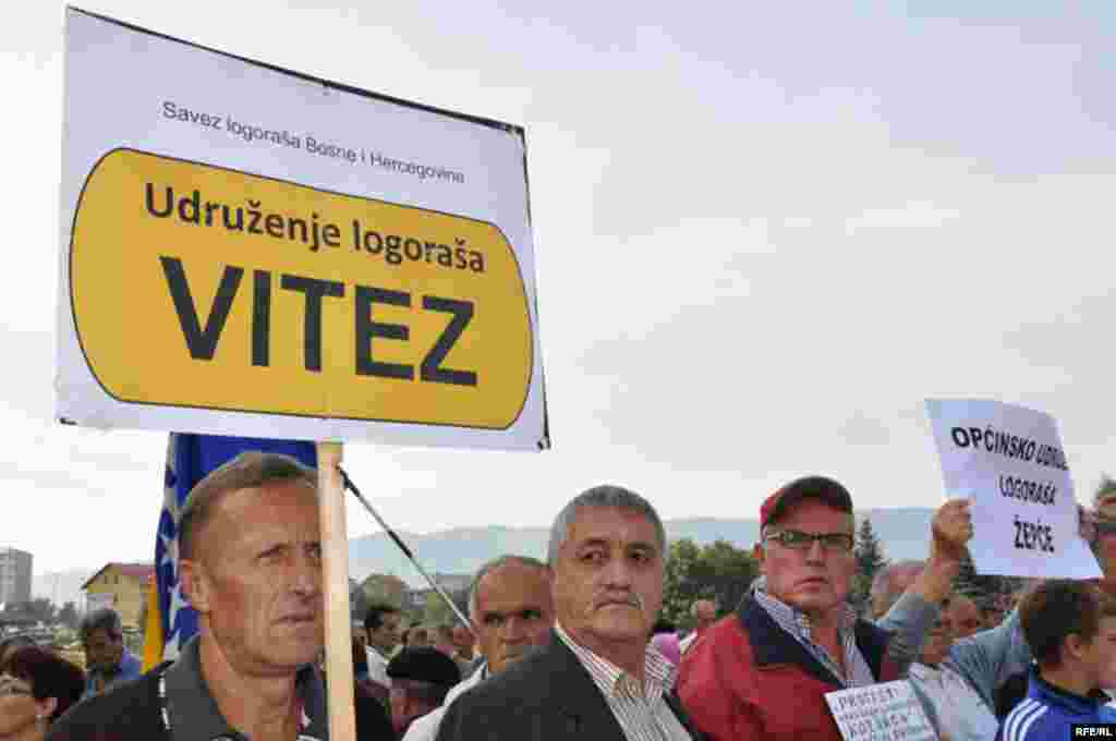 Mirni protesti ispred zgrade UN zbog najavljenog skraćivanja optužnice bivšem lideru bosanskih Srba Radovanu Karadžiću, 16. septemar 2009. Foto: Midhat Poturović