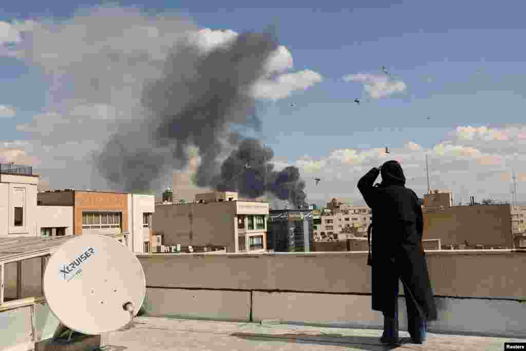 Дым поднимается после взрыва, произошедшего в результате ударов Израиля и США по Ирану, в Тегеране, Иран, 1 марта 2026 года. Маджид Асгарипур/WANA 