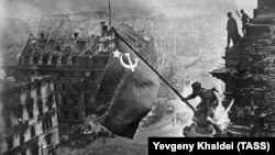 Rəmzi kadr: Sovet əsgəri 1945-ci il mayın 2-də Berlində Reyxstaq üzərində sovet bayrağını qaldırır.