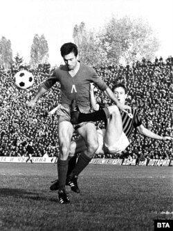 Георги Аспарухов по време на мача между "Левски" и "Милан" през 1967 г.