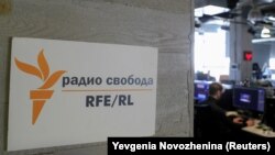 Чектөөлөрдөн улам "Эркин Европа / Азаттык" радиосунун Москвадагы кеңсеси ишин токтотууга аргасыз болгон. 