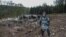 Чешки специалист по взривовете по време на оглед в района на взривения през 2014 г. склад във Врбетице