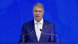 Klaus Iohannis a fost întrerupt de scandările susținătorilor celor doi candidați