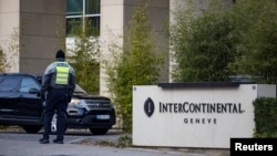 Një oficer sigurie siguron hyrjen e hotelit InterContinental në Gjenevë, ndërsa zyrtarët amerikanë dhe ukrainas përgatiten për bisedime me dyer të mbyllura për t'i dhënë fund luftës së Rusisë në Ukrainë.