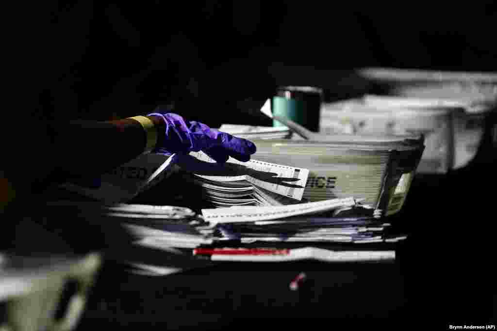 Изборниот персонал се справува со гласачките ливчиња, додека пребројувањето на гласовите продолжува во арената &bdquo;Стејт фарм&ldquo; во Атланта.