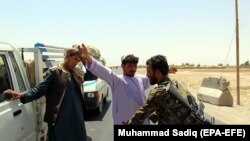 Pjesëtarë të ushtrisë afgane duke i kontrolluar kalimtarët në rajonin Maivand në Kandahar