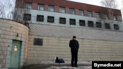 Спэцпрымальнік-разьмеркавальнік на завулку Акрэсьціна ў Менску.