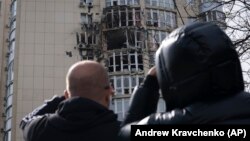 Житловий будинок у Києві, пошкоджений уламками збитого російського безпілотника, 8 травня 2023 року