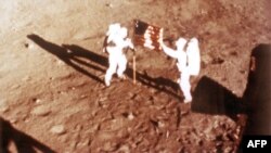 Neil Armstrong și "Buzz" Aldrin pe Lună în cursul misiunii spațiale Apollo 11