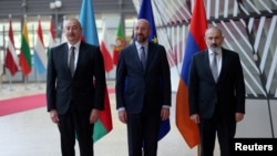 Слева направо: президент Азербайджана Ильхам Алиев, председатель Европейского совета Шарль Мишель и премьер-министр Армении Никол Пашинян, Брюссель, 14 мая 2023 г.