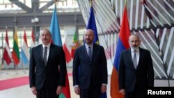 Președintele Azerbaidjanului, Ilham Aliyev, prim-ministrul armean Nikol Pashinyan și președintele Consiliului European, Charles Michel. Bruxelles, 14 mai 2023.