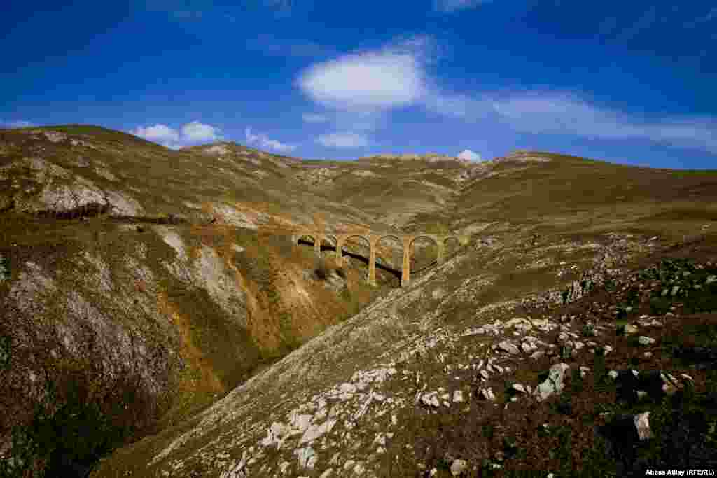 Həmin ərəfədə yolların əlverişsizliyindən Siemens şirkəti ilk dəfə Cənubi Qafqazda uzunluğu 28km olan və Gədəbəy &ndash; Qalakənd arasında fəaliyyət göstərən dəmir yolu çəkdirir. Dörd lokomotiv və 33 vaqonun hərəkət edəcəyi dəmir yolu üçün əlavə olaraq daş körpülər salınır. Körpülərin sayı relyefə uyğun olaraq artırılır. Qısa zamanda kiçik bir ərazidə körpü sayı yeddiyə çatır.