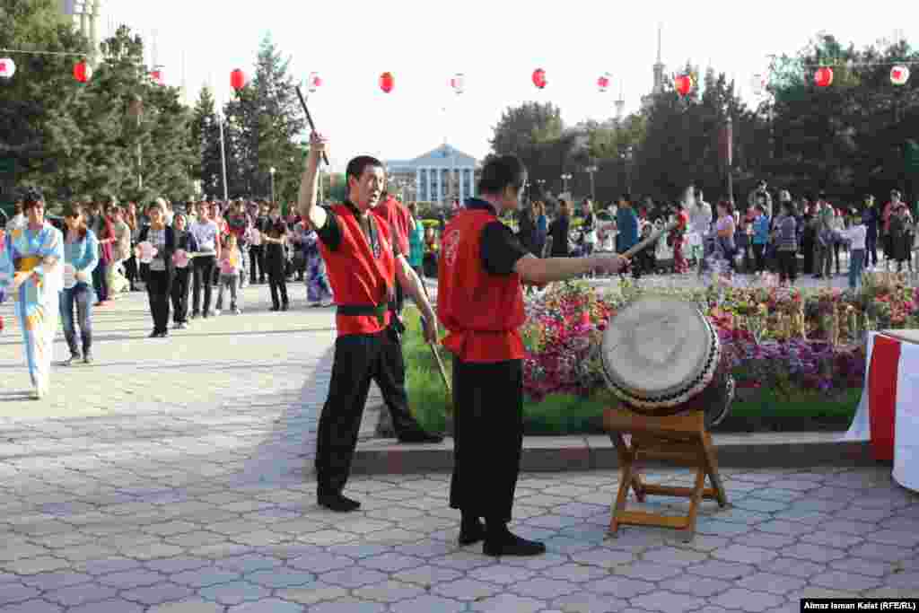 Барабаны задавали ритм всем танцам.