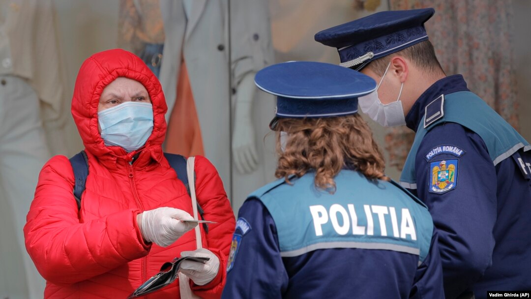 Жена показва документите си на полицията, която контролира спазването на карантината в Букурещ, намиращ се на 360 км. от Сучава