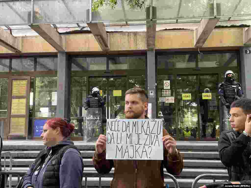 Milan Čanak, sin Marije Vasić ispred suda zahteva informacije o zdravstvenom stanju svoje majke, 19. maja 2025. On, njegova porodica i advokati kažu da danima čekaju zvaničan odgovor.