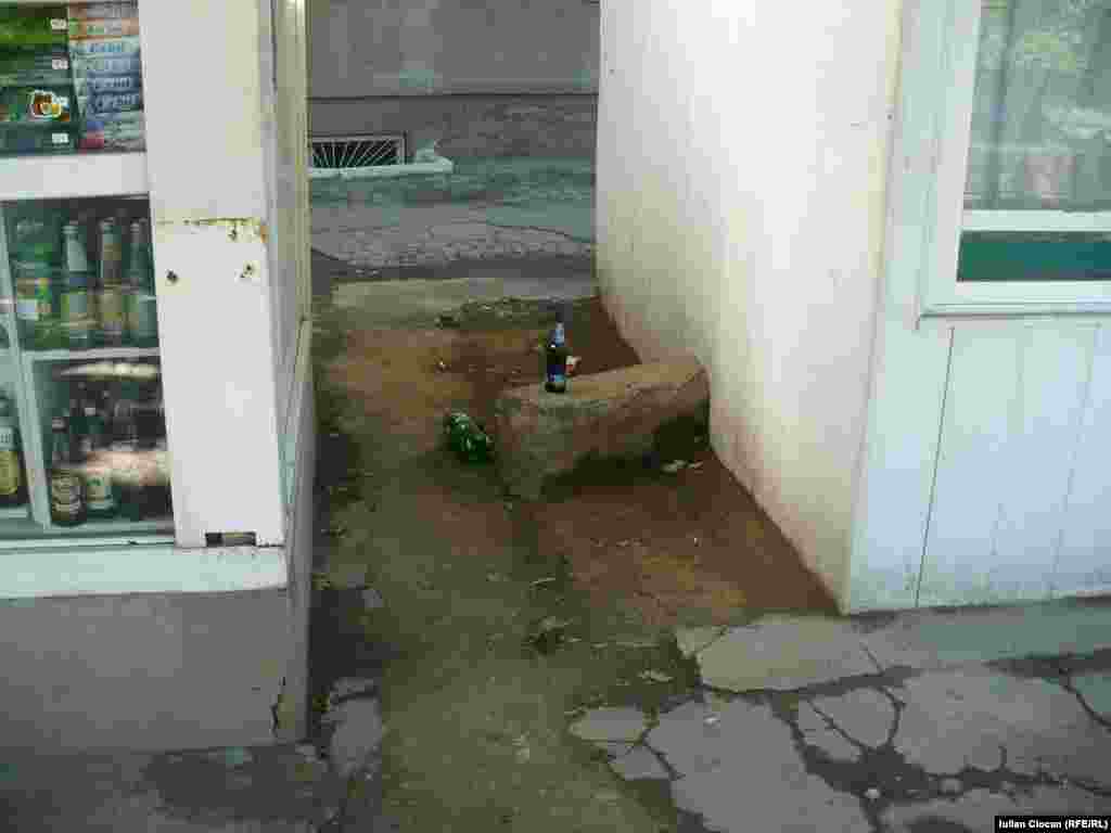 Sticle de bere între buticuri