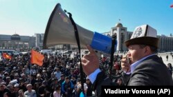 Митинг в Бишкеке с требованием освободить из тюрьмы политика Садыра Жапарова. После акции власти задержали экс-депутата Осмоналиева. 2 марта 2020 года. 