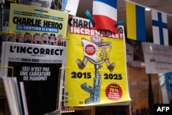 Posebno izdanje francuskih satiričnih novina Charlie Hebdo na kiosku u Parizu, 6. januar 2025.