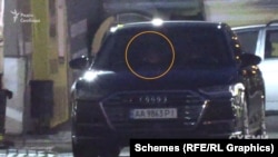 На задньому сидінні Audi помітно світло від мобільного телефону і чоловіче обличчя