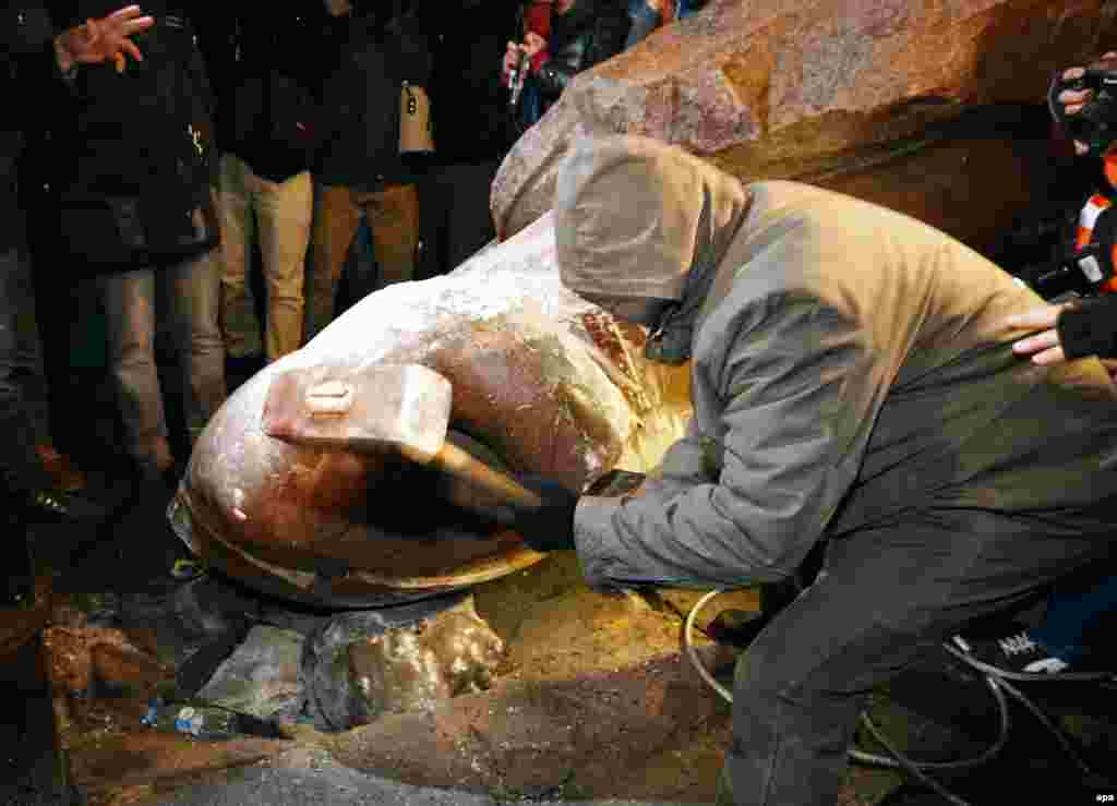 8 dekabr. Kiyev. Etirazçılar Leninin heykəlini parçalayırlar