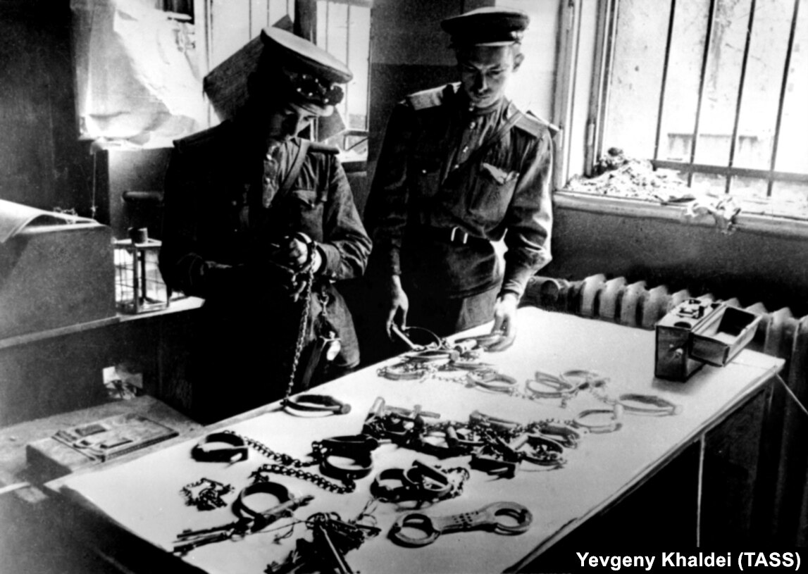 蘇聯官員在柏林蓋世太保總部檢查綁定。  一位牧師被蘇聯人從被稱為「恐怖之屋」的納粹監獄中釋放出來。後來寫道：“我在過去的一個半星期裡所經歷的虐待狂無法在這裡描述。”