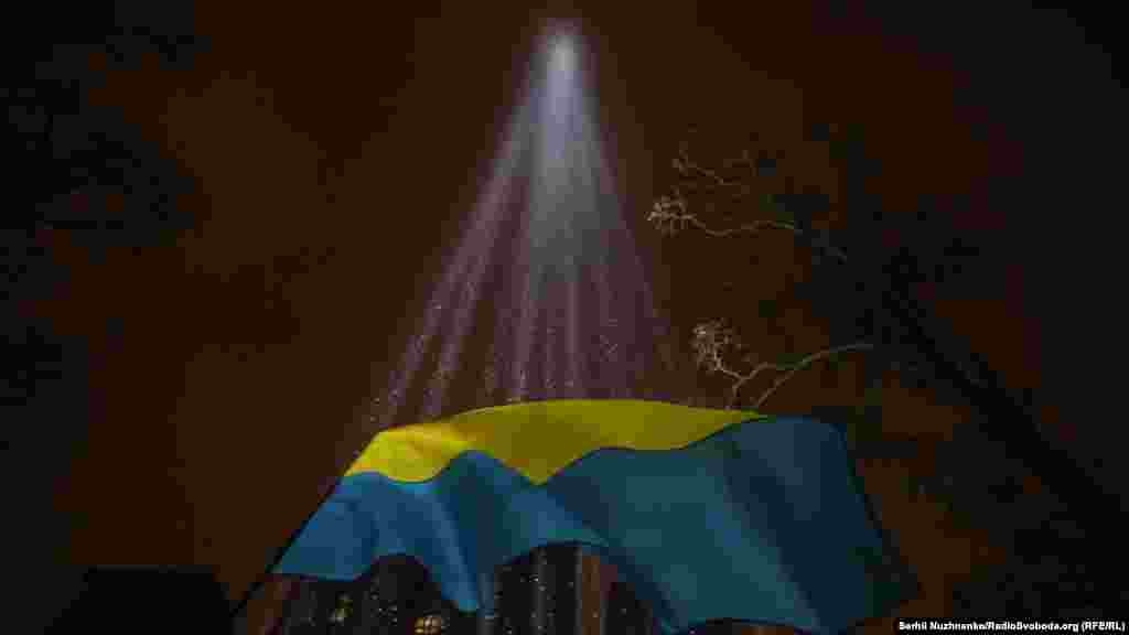 Промені світла символізують душі загиблих під час розстрілів на Майдані, які здіймаються в небеса