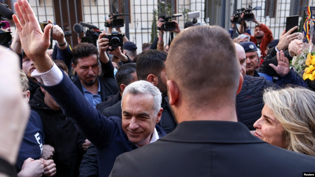 Candidatul prorus Călin Georgescu și-a depus vineri candidatura pentru alegerile prezidențiale din luna mai. Aici, în fața Biroului Electoral Central, cu soția sa, Cristela. El și-a făcut loc printre susținători cu ajutorul bodyguarzilor.