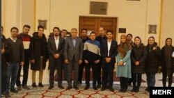 عکسی که این گروه از دانشجویان در سفارت ایران در چین گرفتهاند.