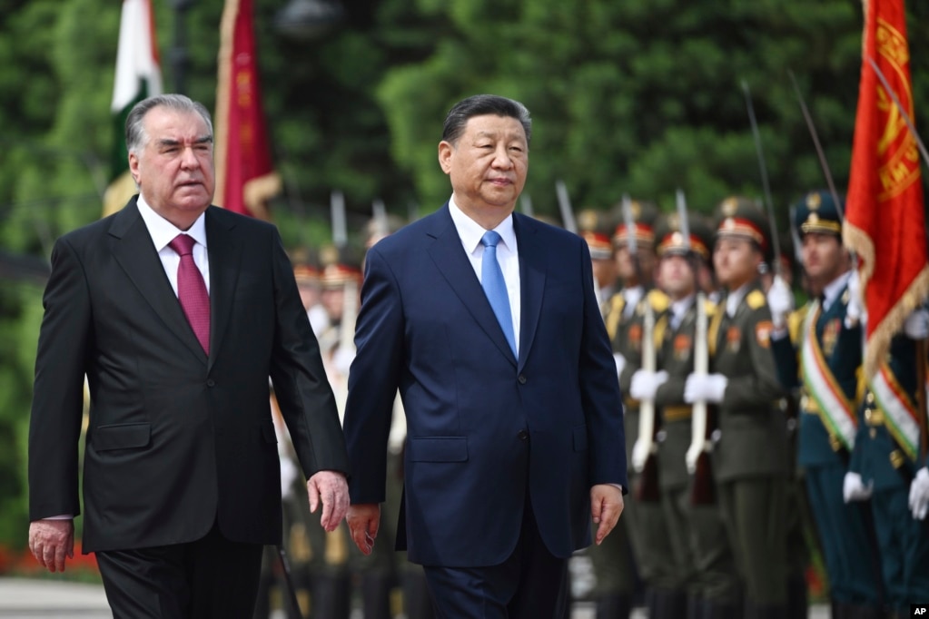 Tajik President Emomali Rahmon (left) and Chinese leader Xi Jinping attend a welcome ceremony in Dushanbe as part of a July 5 state visit.