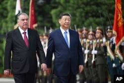 Tajik President Emomali Rahmon (left) and Chinese leader Xi Jinping attend a welcome ceremony in Dushanbe as part of a July 5 state visit.