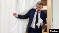 Пэтэр Мадзяр на выбарчым участку ў Будапэшце 12 красавіка 2026 году