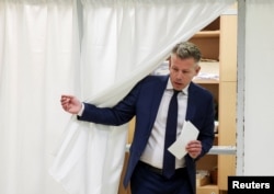 პეტერ მადიარი, ოპოზიციური პარტია „ტისას“ ლიდერი, ხმას აძლევს უნგრეთის საპარლამენტო არჩევნებზე ბუდაპეშტში, უნგრეთი, 2026 წლის 12 აპრილი.