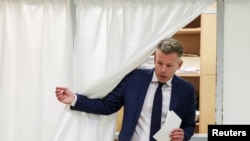 Peter Magyar, liderul partidului de opoziție Tisza, ieșind de la vot.